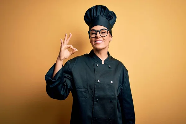 Jovem Bela Mulher Chef Morena Vestindo Uniforme Fogão Chapéu Sobre — Fotografia de Stock