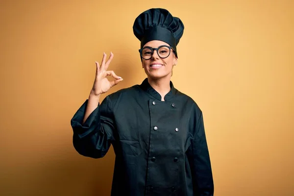 Joven Hermosa Mujer Chef Morena Con Uniforme Cocina Sombrero Sobre —  Fotos de Stock