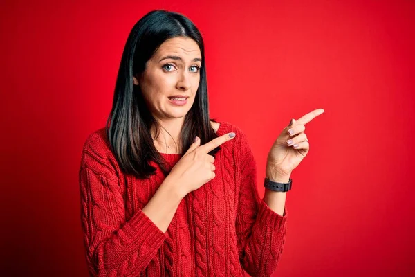 Jonge Brunette Vrouw Met Blauwe Ogen Dragen Casual Trui Geïsoleerde — Stockfoto