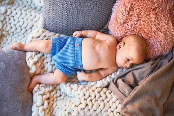 Adorable Bebé Acostado Sofá Sobre Una Manta Casa Recién Nacido —  Fotos de Stock