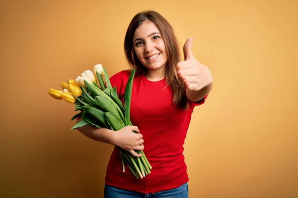 Ung Blond Kvinna Som Håller Romantisk Bukett Tulpaner Blommor Över — Stockfoto