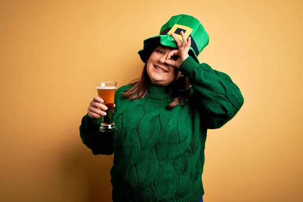 Tineri Frumoase Dimensiune Femeie Purtând Pălărie Verde Sărbătorind Patricks Bea — Fotografie, imagine de stoc