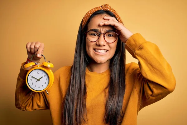 Jovem Mulher Asiática Segurando Relógio Alarme Vintage Sobre Fundo Amarelo — Fotografia de Stock