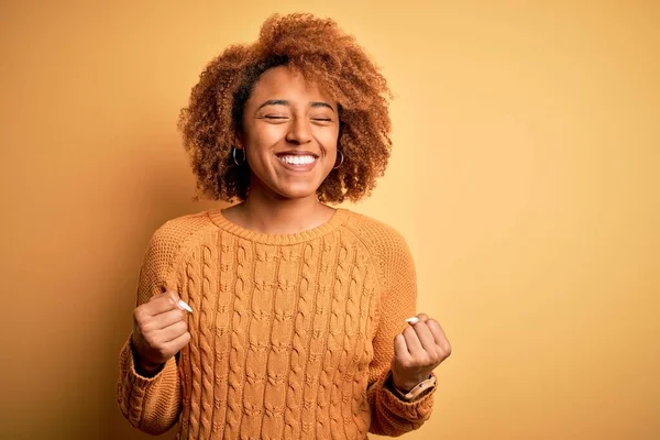 Jovem Mulher Afro Afro Afro Afro Bonita Afro Com Cabelo — Fotografia de Stock