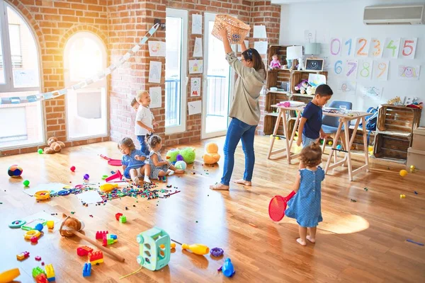 Vacker Lärare Och Grupp Småbarn Leker Runt Massor Leksaker Dagis — Stockfoto