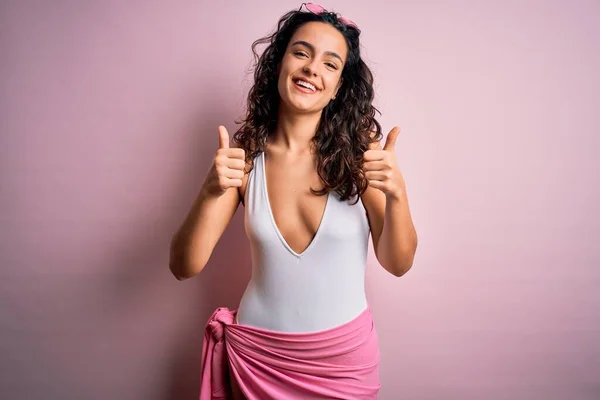 Mulher Bonita Com Cabelo Encaracolado Férias Vestindo Maiô Branco Sobre — Fotografia de Stock