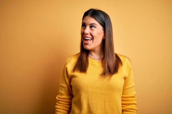 Giovane Bella Donna Indossa Maglione Casual Sfondo Giallo Isolato Guardando — Foto Stock