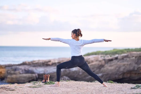 Joven Hermosa Deportista Practicando Yoga Entrenador Enseñanza Guerrero Pose Playa — Foto de Stock