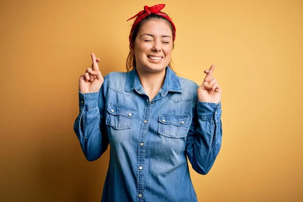 Joven Mujer Morena Hermosa Con Camisa Vaquera Casual Pañuelo Pelo — Foto de Stock