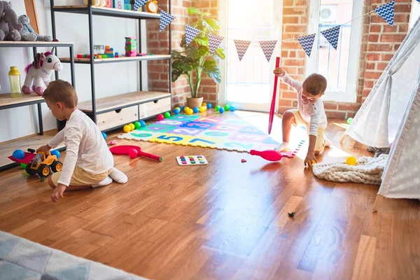 Entzückende Blonde Zwillinge Spielen Kindergarten Jede Menge Spielzeug — Stockfoto