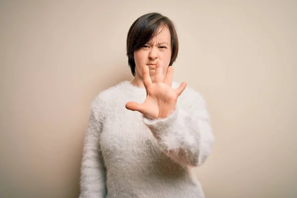 Young Syndroom Vrouw Staande Geïsoleerde Achtergrond Doen Stoppen Met Zingen — Stockfoto