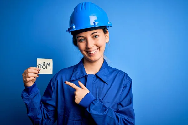 Schöne Arbeiterin Mit Hut Und Uniform Feiert März Frauentag Sehr — Stockfoto