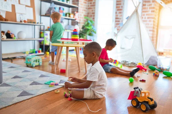 Adoráveis Crianças Brincando Torno Muitos Brinquedos Jardim Infância — Fotografia de Stock