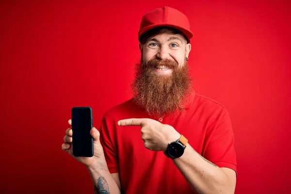 Uomo Consegna Irlandese Rossa Con Barba Smartphone Che Mostra App — Foto Stock