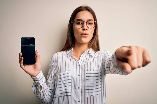 Jovem Bela Morena Segurando Smartphone Mostrando Tela Sobre Fundo Branco — Fotografia de Stock