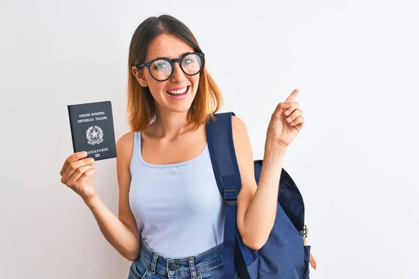Όμορφη Κοκκινομάλλα Φοιτήτρια Γυναίκα Φορώντας Σακίδιο Και Κρατώντας Διαβατήριο Της — Φωτογραφία Αρχείου