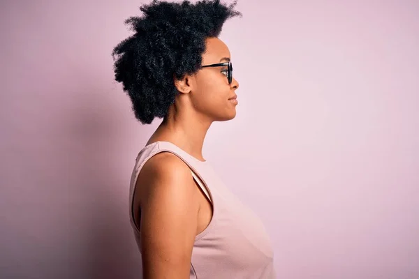 Joven Hermosa Afroamericana Afro Mujer Con Pelo Rizado Usando Camiseta —  Fotos de Stock