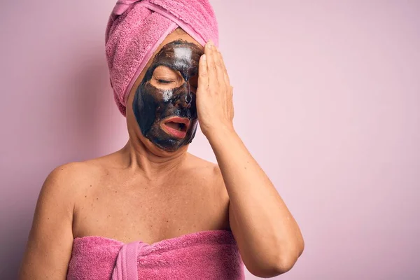 Středního Věku Brunetka Žena Kráse Černá Tvář Maska Přes Izolované — Stock fotografie