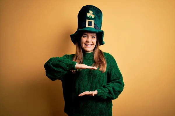 Joven Mujer Morena Hermosa Con Sombrero Verde Celebración Del Día — Foto de Stock