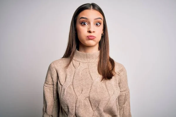 Wanita Muda Berambut Cokelat Cantik Mengenakan Sweater Kasual Berdiri Atas — Stok Foto