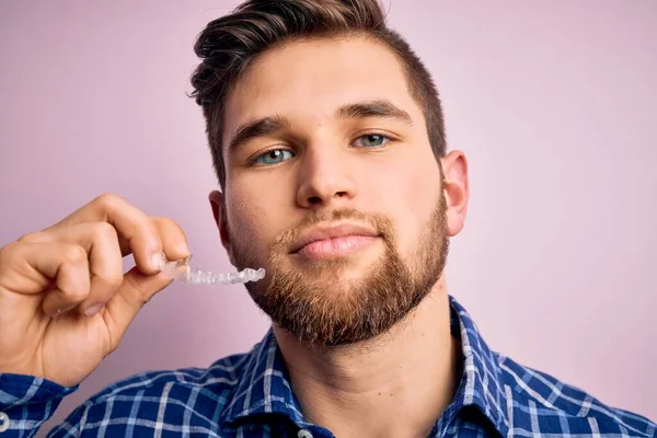 Jovem Loiro Com Barba Olhos Azuis Segurando Aligner Dental Sobre — Fotografia de Stock