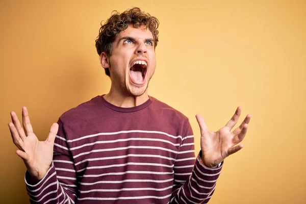 Ung Blond Stilig Man Med Lockigt Hår Bär Casual Randig — Stockfoto