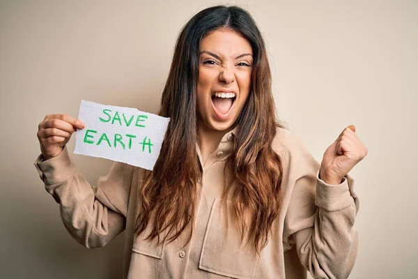 Młoda Piękna Kobieta Trzyma Papier Prosząc Ocalenie Ziemi Ochrony Środowiska — Zdjęcie stockowe