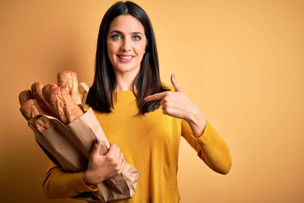 Ung Kvinna Med Blå Ögon Håller Papperspåse Med Bröd Över — Stockfoto