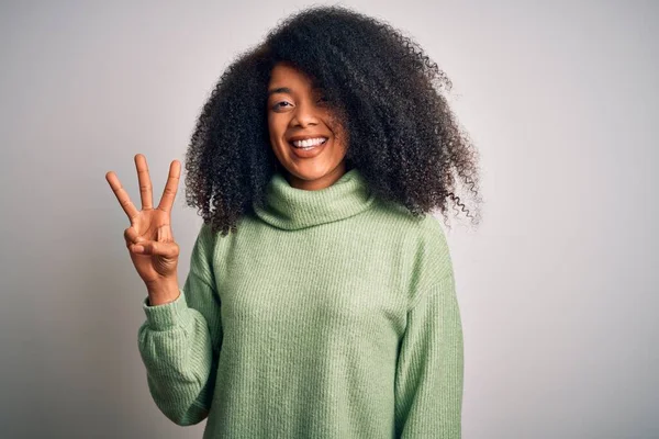 Νεαρή Όμορφη Αφροαμερικανή Γυναίκα Αφρο Μαλλιά Που Φοράει Πράσινο Χειμωνιάτικο — Φωτογραφία Αρχείου