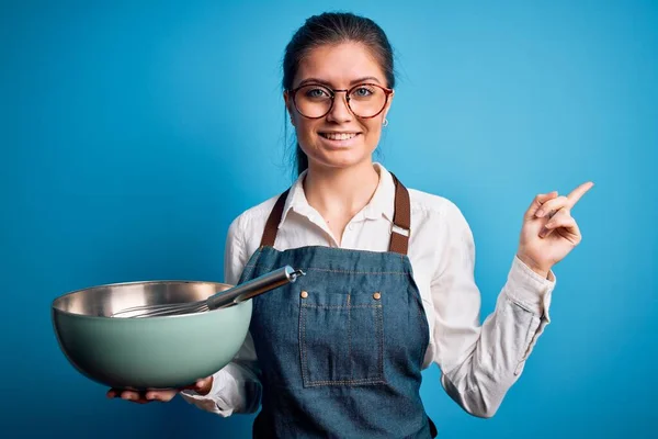 Ung Vacker Spis Kvinna Med Blå Ögon Med Skål Och — Stockfoto