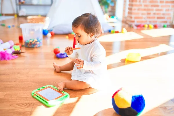 Güzel Bebek Anaokulunda Renkli Oyuncakların Etrafında Mutlu Manyetik Karatahtaya Çizim — Stok fotoğraf