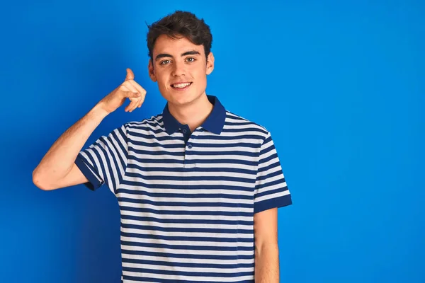 Sıradan Tişörtler Giyen Genç Bir Çocuk Mavi Izole Edilmiş Arka — Stok fotoğraf