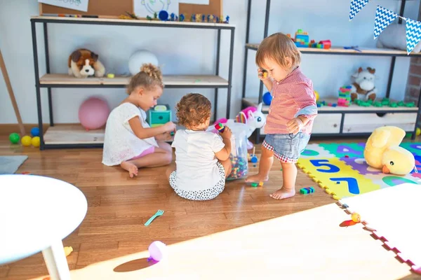 스러운 아기들 유치원에서 장난감을 가지고 — 스톡 사진