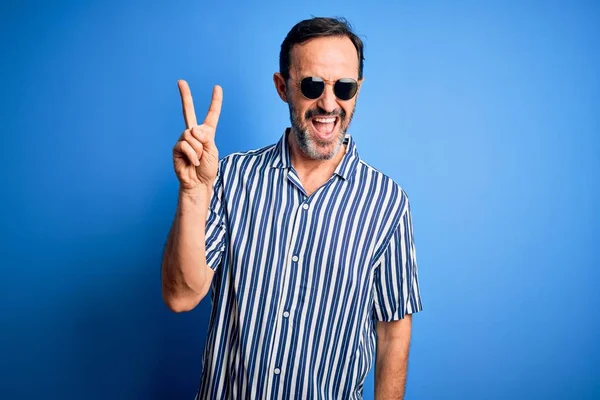Mezzo Età Hoary Uomo Indossando Camicia Righe Occhiali Sole Isolato — Foto Stock