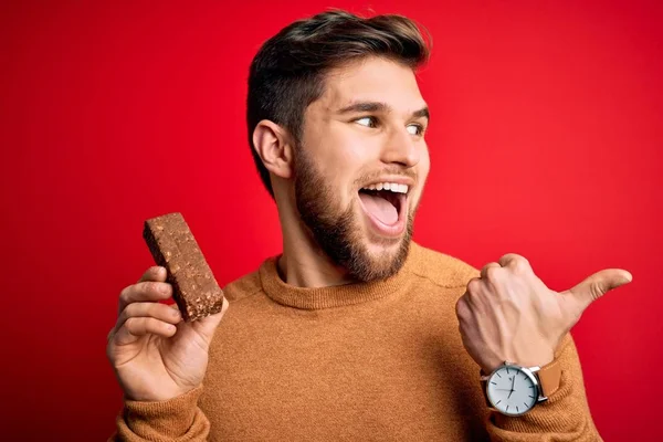 Junger Blonder Mann Mit Bart Und Blauen Augen Isst Gesunden — Stockfoto