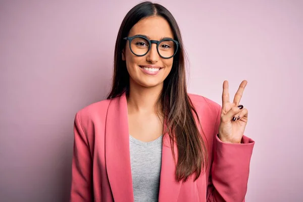 Ung Vacker Brunett Affärskvinna Bär Jacka Och Glasögon Över Rosa — Stockfoto