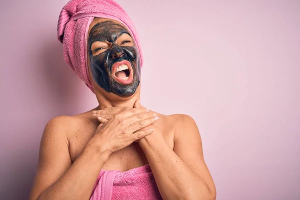 Mujer Morena Mediana Edad Que Usa Máscara Belleza Negra Sobre — Foto de Stock
