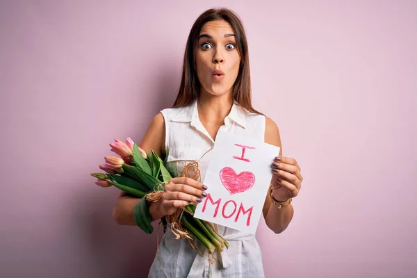 Mooie Vrouw Vieren Moeders Dag Met Liefde Moeder Boodschap Boeket — Stockfoto