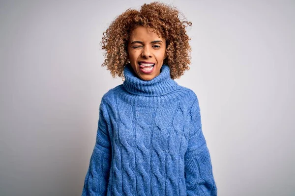 Junge Schöne Afrikanisch Amerikanische Frau Trägt Rollkragenpullover Über Weißem Hintergrund — Stockfoto