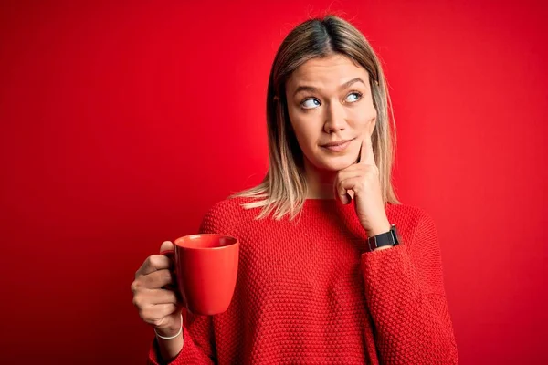 Jovem Bela Mulher Bebendo Xícara Café Sobre Fundo Vermelho Isolado — Fotografia de Stock