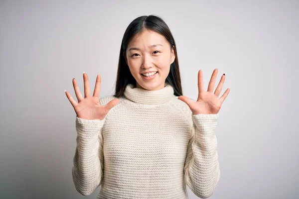 Jonge Mooie Aziatische Vrouw Dragen Casual Trui Staan Geïsoleerde Achtergrond — Stockfoto