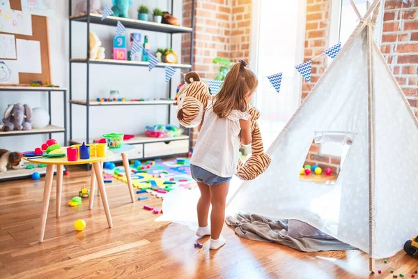 Junge Schöne Blonde Mädchen Kind Genießen Spielschule Mit Spielzeug Kindergarten — Stockfoto