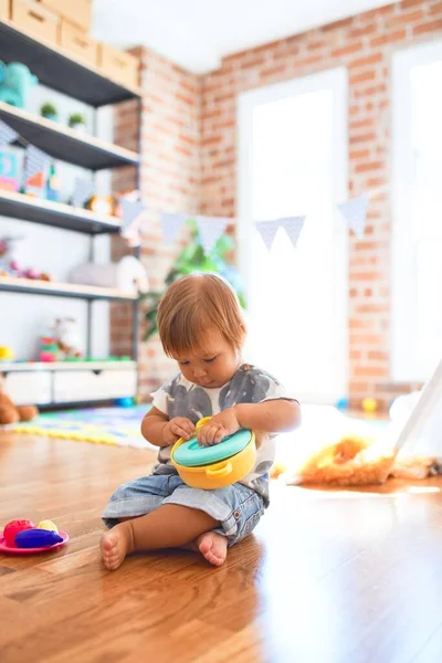 Criança Adorável Sentado Chão Jogando Refeições Usando Talheres Plástico Comida — Fotografia de Stock