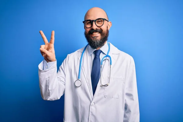 Guapo Doctor Calvo Con Barba Usando Gafas Estetoscopio Sobre Fondo — Foto de Stock