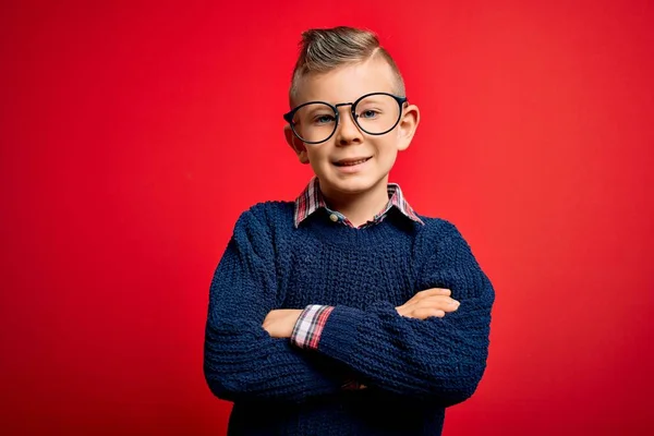 Ein Kleines Kaukasisches Kind Mit Blauen Augen Steht Mit Smarter — Stockfoto