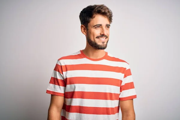 Homem Bonito Jovem Com Barba Vestindo Shirt Listrada Sobre Fundo — Fotografia de Stock