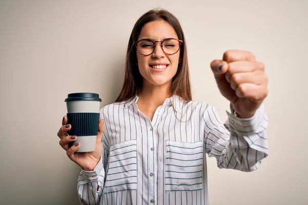 Jovem Bela Mulher Morena Bebendo Xícara Café Takeaway Sobre Fundo — Fotografia de Stock