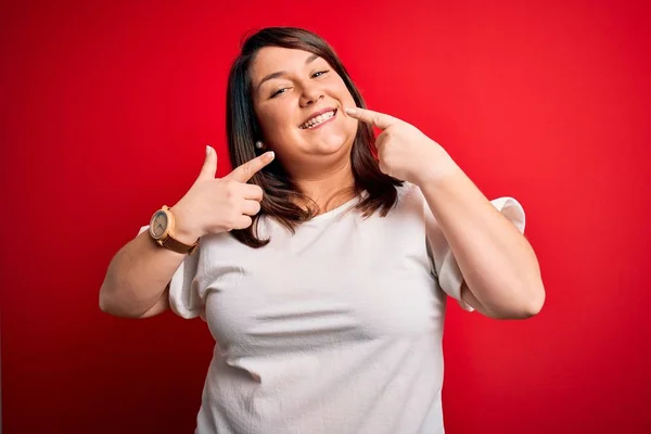 Beautiful Brunette Size Woman Wearing Casual Shirt Isolated Red Background — Stock Photo, Image