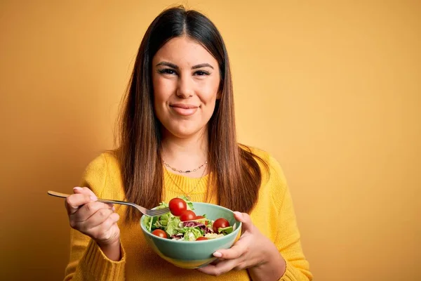 Ung Vacker Kvinna Äter Hälsosam Färsk Sallad Över Gul Bakgrund — Stockfoto