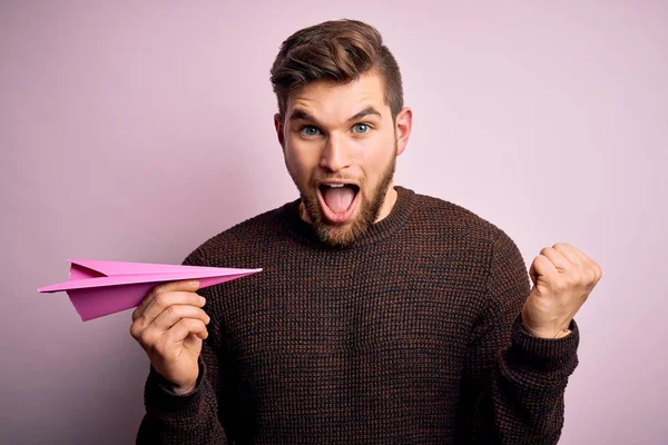 Ung Blond Man Med Skägg Och Blå Ögon Håller Rosa — Stockfoto